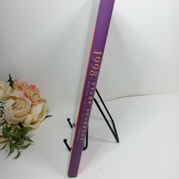 1998 Stamp Yearbook. Stamp Book. United States Postal Service Book - Picture 4 of 13